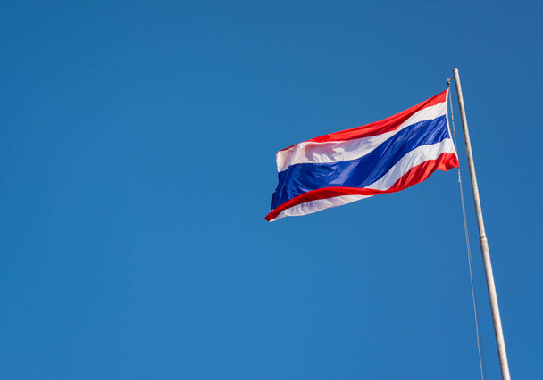 Bandera de Tailandia con cielo azul claro para el fondo y espacio de copia en el lado izquierdo. - Foto, Imagen