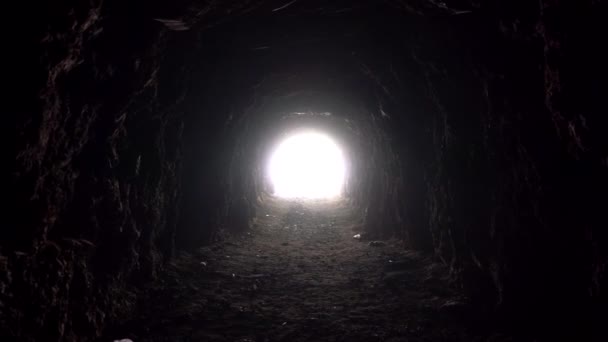 Licht am Ende einer langen Höhle. - Filmmaterial, Video