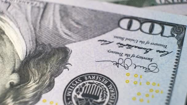 Zbliżenie szczegółów stu banknotów dolarowych. - Materiał filmowy, wideo