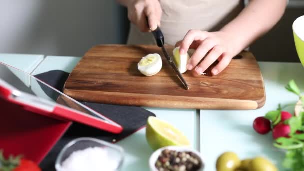 Tween μαγείρεμα σύμφωνα με το φροντιστήριο του online εικονική master class, Και κοιτάζοντας την ψηφιακή συνταγή, χρησιμοποιώντας tablet οθόνη αφής, ενώ το μαγείρεμα υγιεινό γεύμα στην κουζίνα στο σπίτι - Πλάνα, βίντεο
