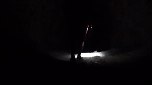 Karanlık bir mağarada fenerli bir adam. - Video, Çekim