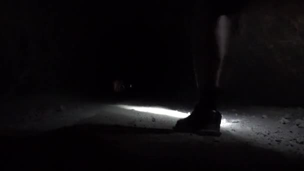 Egy fickó lámpással egy sötét barlangban.. - Felvétel, videó
