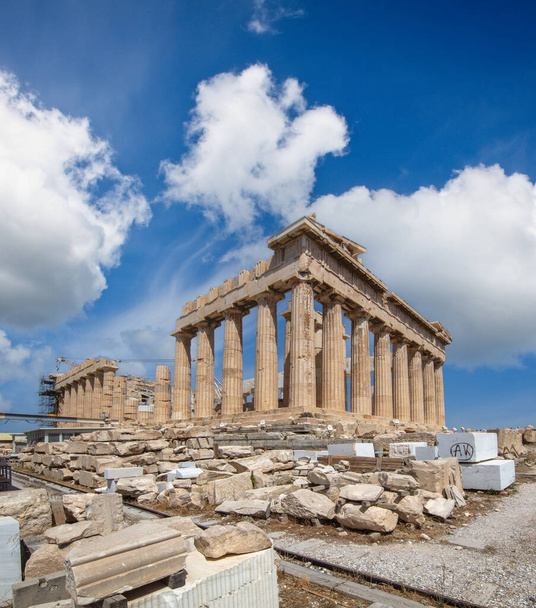 Świątynia Partenon w słoneczny dzień. Akropol w Atenach, Grecja. Partenon jest świątynią na ateńskim Akropolu w Grecji, poświęconą bogini Ateny.. - Zdjęcie, obraz