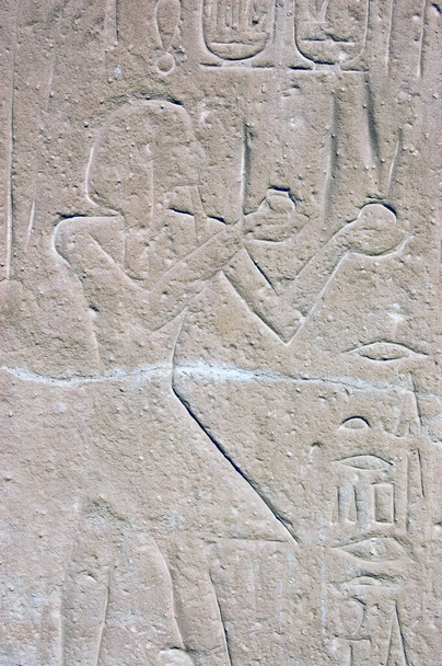 Yksi steli näyttää muinaisen Egyptin Pharoah Seti I uhraa jumalille. Seti I:n temppeli, Niilin länsiranta, Luxor, Egypti. - Valokuva, kuva