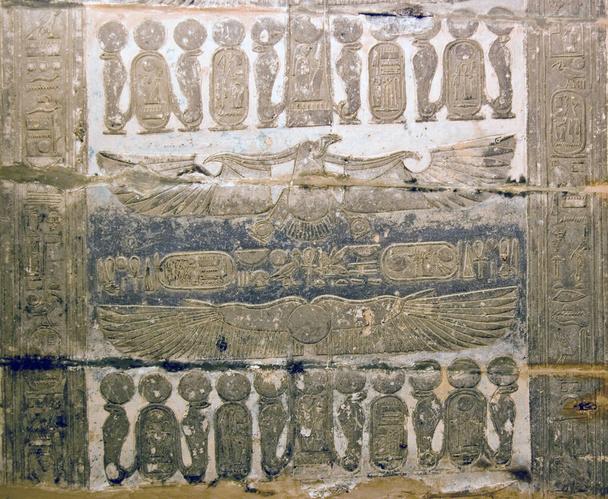 Часть резной и украшенный потолок храма Фароа Сети I на Западном берегу реки Нил в Луксоре, Египет. - Фото, изображение