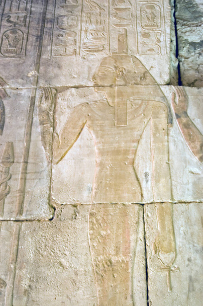 Ancienne déesse égyptienne Isis. Gravure sur pierre sur un mur du Temple de Seti I sur la Cisjordanie du Nil à Louxor, Égypte. - Photo, image