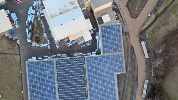 Solární panely instalované na střeše velké průmyslové budovy skladiště. - Záběry, video