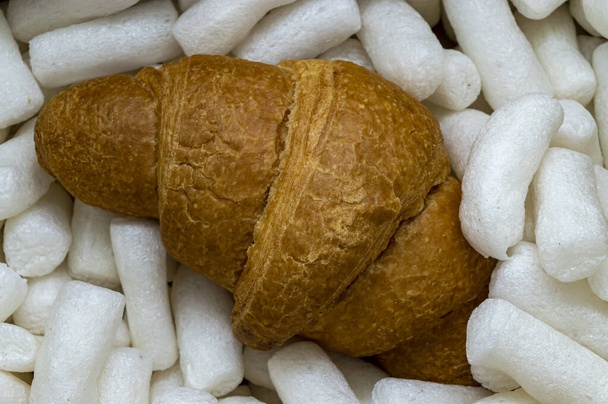 croissant en palos de espuma vista desde arriba - Foto, imagen