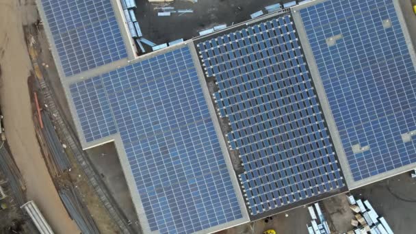 Systém solárních panelů v komerční budově na střeše městské čisté ekologické energie z obnovitelných zdrojů - Záběry, video