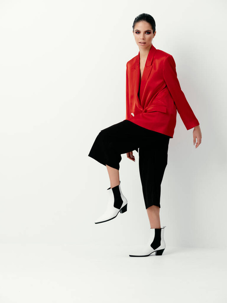 κομψή γυναίκα με κόκκινο σακάκι παντελόνι και παπούτσια μόδας - Φωτογραφία, εικόνα