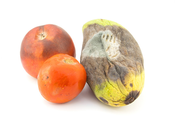 zgniłe jabłko, pomidor i mango - Zdjęcie, obraz
