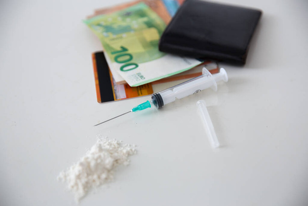 Uyuşturucu ve paranın olduğu tehlikeli bir yaşam tarzı.. - Fotoğraf, Görsel