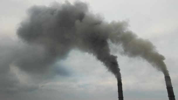 Воздушный обзор высоких труб угольной электростанции с черным дымом, движущимся вверх по загрязняющей атмосфере. - Кадры, видео