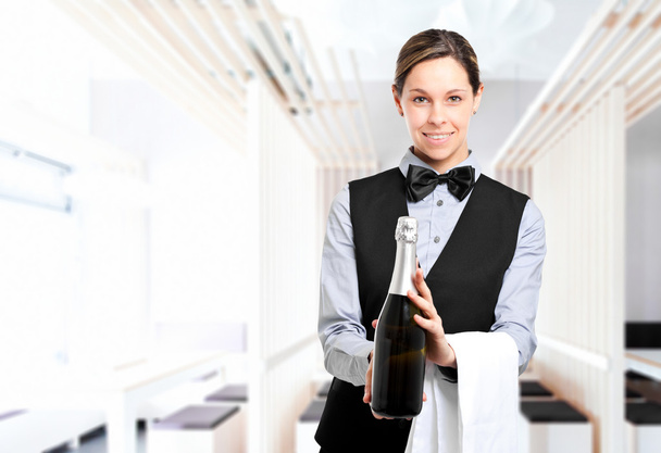 Camarera sosteniendo una botella de champán
 - Foto, Imagen
