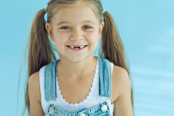 Portrait de fille d'âge préscolaire avec bouche ouverte sans dent de lait. - Photo, image