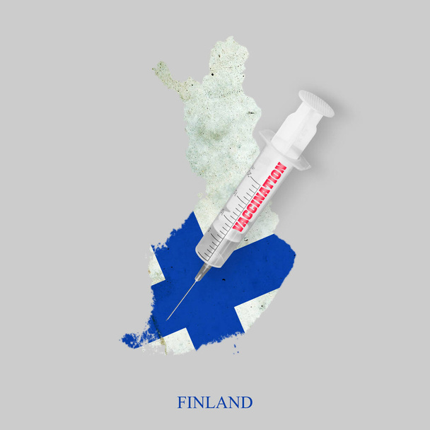 Siringa per la vaccinazione, sullo sfondo di una mappa della Finlandia. Vaccino Coronavirus COVID-19. Illustrazione 3d. Isolato su uno sfondo grigio. Protezione da virus. La medicina. - Foto, immagini