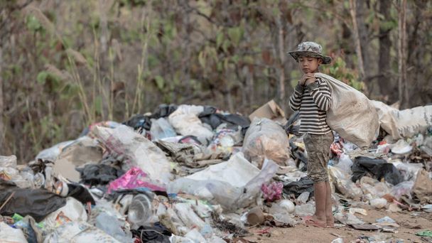  Kinder finden Müll zum Verkauf und recyceln ihn auf Mülldeponien, das Leben und den Lebensstil der Armen, Kinderarbeit, Armut und Umweltkonzepte - Foto, Bild
