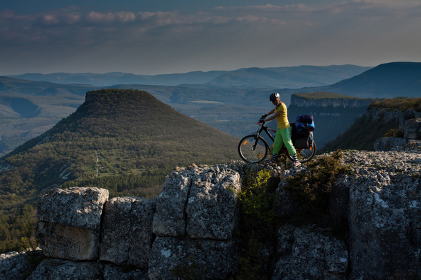 Mädchen mit Fahrrad in den Bergen. - Foto, Bild
