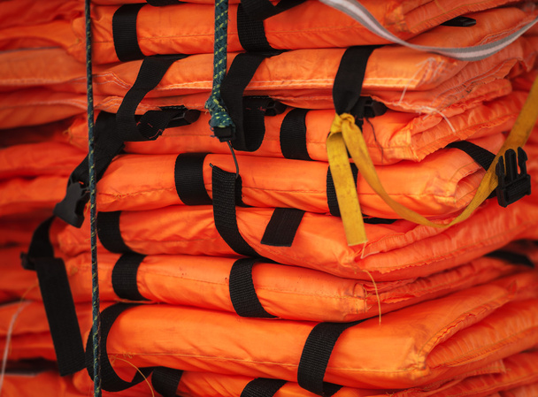Pile de gilets de sauvetage prêts pour l'expédition
 - Photo, image