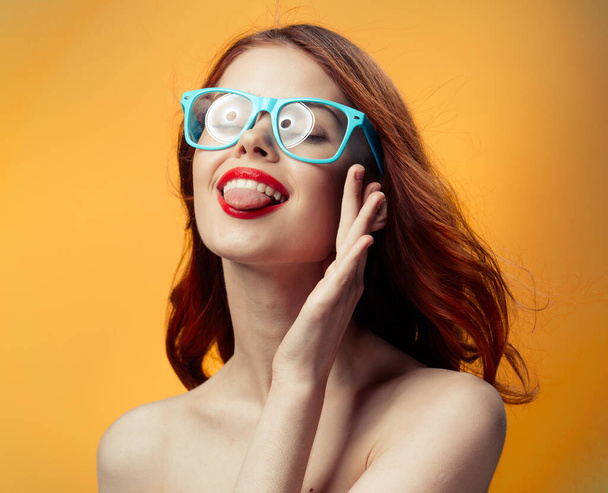 donna con spalle nude labbra rosse occhiali blu - Foto, immagini