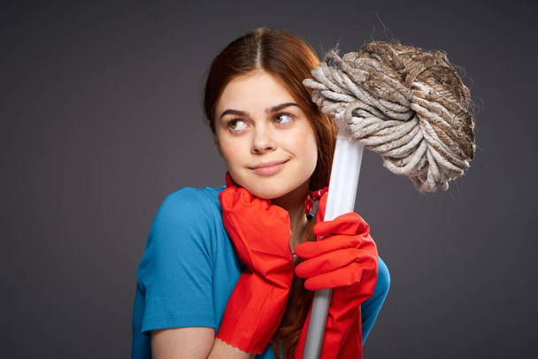 mujer emocional con una fregona en las habitaciones de limpieza de manos cuidado en casa - Foto, imagen