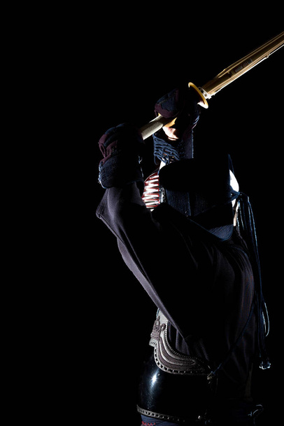 Modern kendo schot op een zwarte achtergrond - Foto, afbeelding