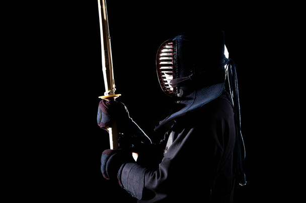 Kendo moderne tourné sur un fond noir - Photo, image