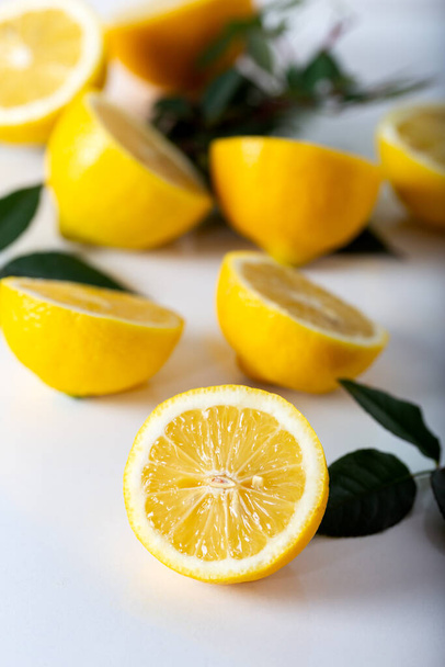 rodajas de limón fresco con hoja sobre fondo blanco. - Foto, imagen
