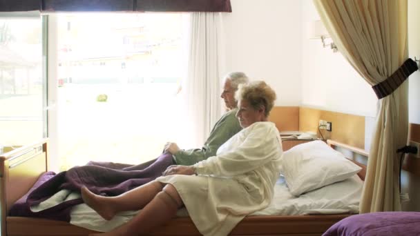 Dos ancianos que se van a la cama en la clínica de rehabilitación del hospital - Imágenes, Vídeo