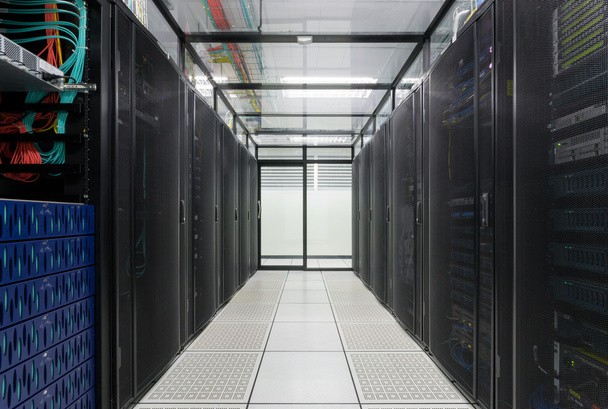 moderne interieur van serverruimte, super computer, serverruimte, datacenter, centrum van de veiligheid van de gegevens. - Foto, afbeelding