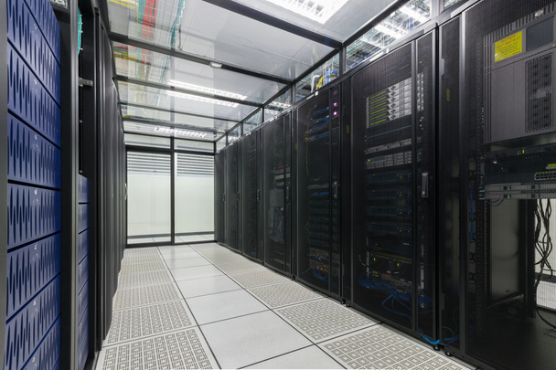 Современный интерьер серверной комнаты, суперкомпьютера, серверной, дата-центра, центра безопасности данных
. - Фото, изображение