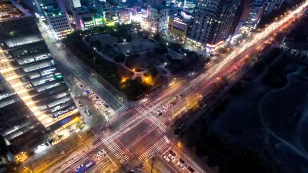 Zeitraffer der Kreuzung. Zeigt geschäftiges Stadtleben. Südkorea. - Filmmaterial, Video