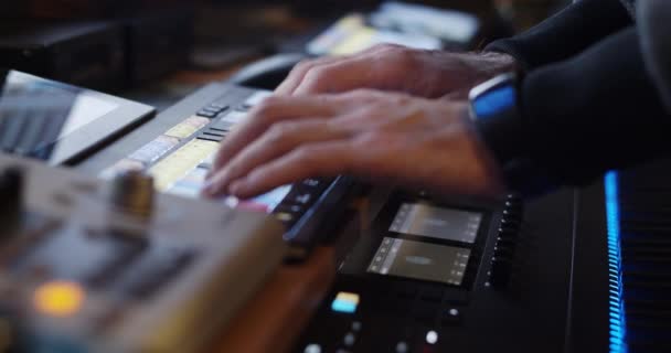 Escribir en el teclado profesional retroiluminado - equipo de estudio - Metraje, vídeo