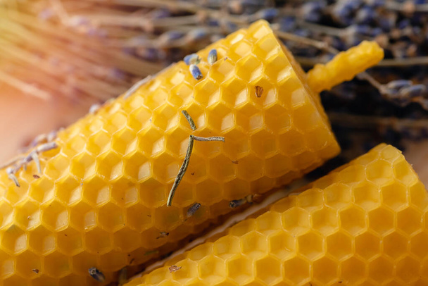 Крупный план Желтые свечи из пчелиного воска с медом и лавандовым ароматом вид сверху - Фото, изображение