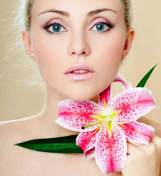 beautiful blonde with a pink flower - Foto, Imagem