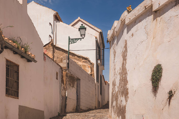 Charmante et étroite rue pavée mauresque dans la vieille ville (Albaicin ou quartier arabe) Grenade, Espagne, Andalousie. - Photo, image