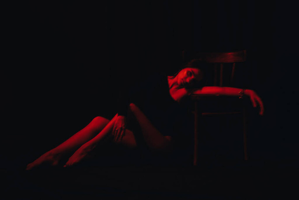 niewyraźne młoda sexy dziewczyna w czarny body z czerwony neon światło - Zdjęcie, obraz