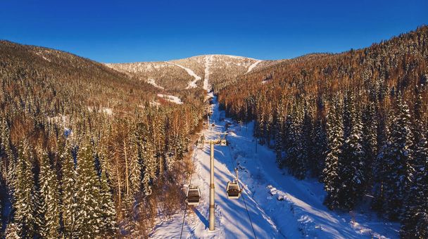Sheregesch Skilift Resort im Winter, Landschaft auf den Bergen und Hotels, Luftaufnahme Region Kemerowo Russland - Foto, Bild