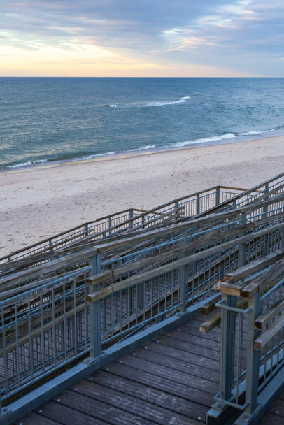 Kilátás a strandra vezető lépcsőre - Fotó, kép
