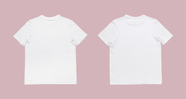 Beyaz pamuklu tişört pembe arka planda izole edilmiş. Kadınlar ve erkekler için temiz beyaz tişört. Unisex tişörtü. Öndeki ve arkadaki kıyafetleri damgalamak tasarımınız için modelleyin. Klasik Beyaz Temel Tişört. - Fotoğraf, Görsel