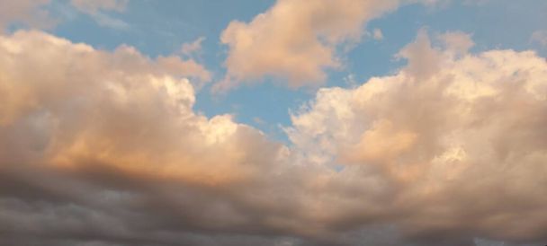 Gökyüzündeki bulutlar - Fotoğraf, Görsel