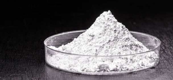 silicon dioxide, also known as silica, is silicon oxide. Anti-caking agent, antifoam, viscosity controller, desiccant, beverage clarifier and medicine or vitamin excipient - Photo, Image