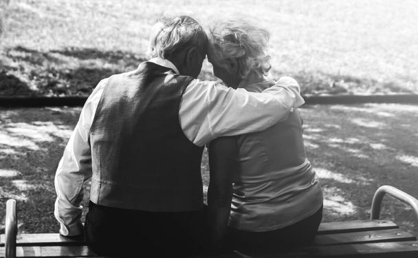 Ευτυχισμένο ζευγάρι ηλικιωμένων ιστορία αγάπης. Το ηλικιωμένο ζευγάρι περπατάει στο πράσινο πάρκο. Η γιαγιά και ο παππούς γελούσαν. Ζωή ηλικιωμένων. Μαζί Συνταξιούχοι. - Φωτογραφία, εικόνα