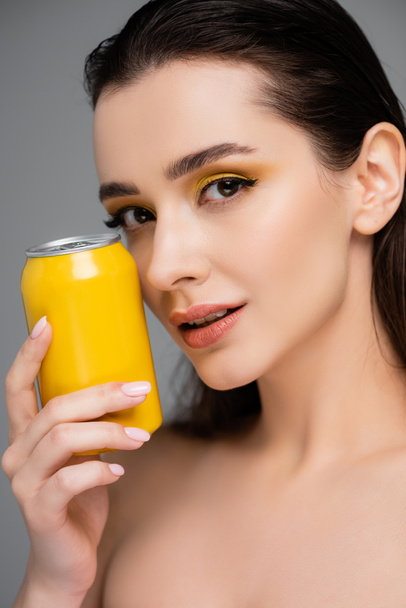 brunette jeune femme tenant boîte jaune avec soda isolé sur gris  - Photo, image