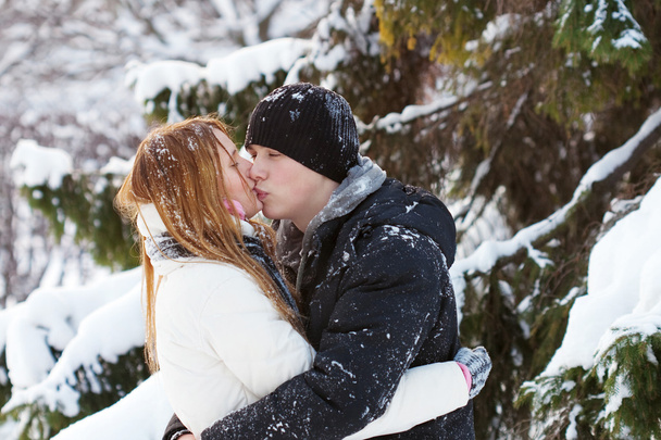 Guy and the girl enjoy winter walk - Φωτογραφία, εικόνα