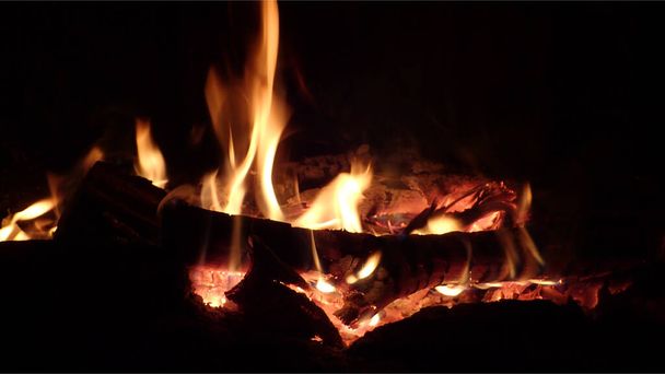 Ember e chamas de fogo queimando madeira seca na lareira - Foto, Imagem