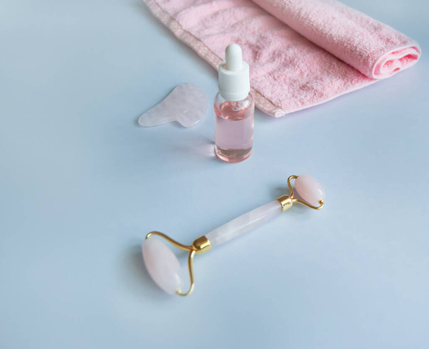 Kit de cuidados faciais massageador de rolos raspador quartzo gua sha cosmético - Foto, Imagem