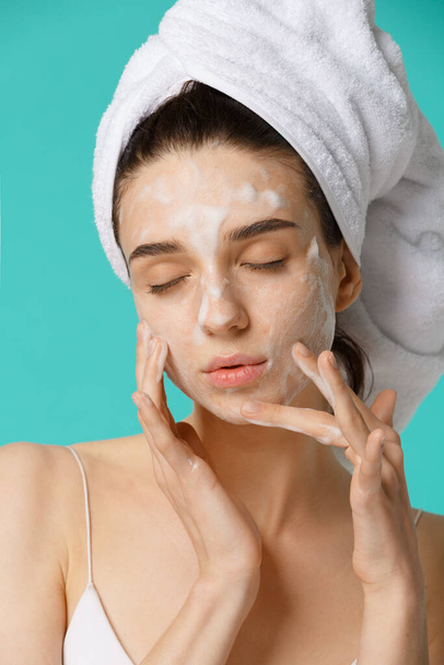 Tratamento de beleza - mulher aplicando espuma de limpeza facial - Foto, Imagem