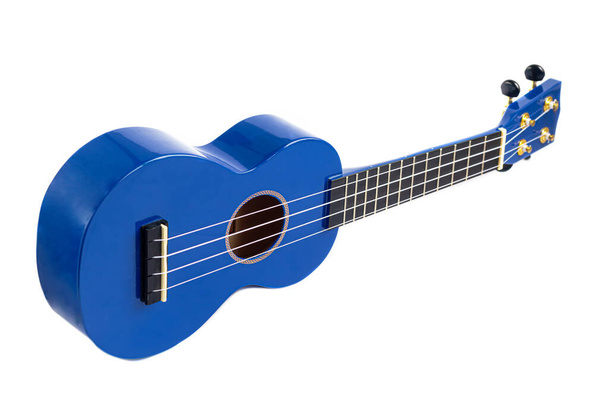 Instrumento musical de guitarra em azul sobre fundo branco. Ukulele. Isola. Espaço de cópia. - Foto, Imagem