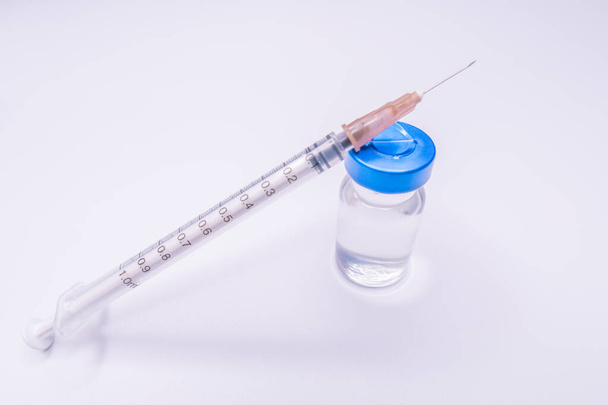 Impfung und Spritze. Prävention, Immunisierung und Behandlung von Coronavirus-Infektionen. Impfflasche Dosis Grippe schoss Medikament Nadelspritze. - Foto, Bild